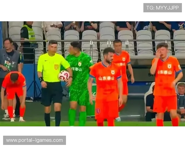 球迷质疑联赛公正申花多次获争议判罚引热议